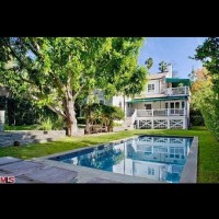 /album/photos/a105685-amanda-seyfried-new-home-house-photos-01-0005-layer-3-full-full-480w-jpg/
